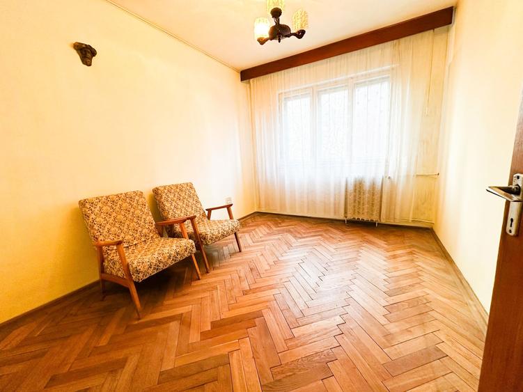 Apartament cu 4 camere decomandat în Republicii