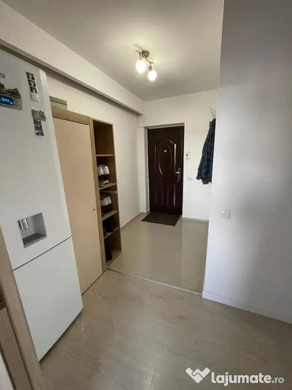 Apartament cu 3 camere semidecomandat în Florești