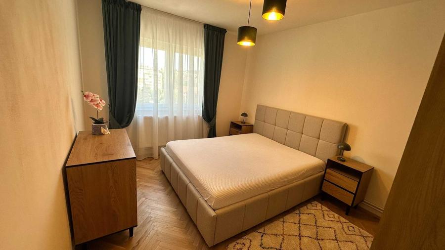 Apartament cu 3 camere decomandat în Central