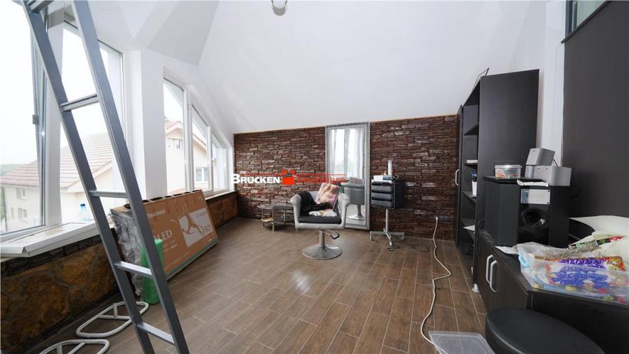 Spațiu comercial, de 700 mp, în Sânmartin