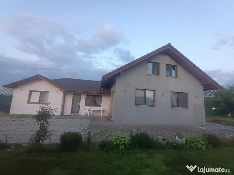 Casă cu 7 camere cu Teren 820 Mp în Vulcan