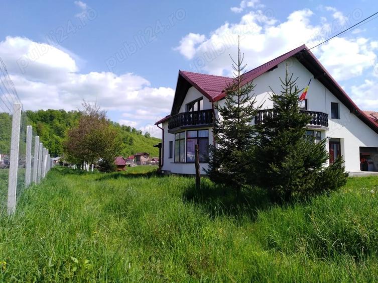 Casă cu 5 camere cu Teren 1800 Mp în Glăjărie