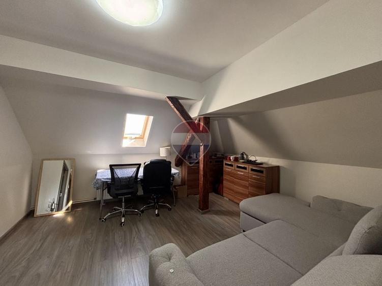 Casă individuală cu 9 camere cu Teren 373 Mp în Lazaret