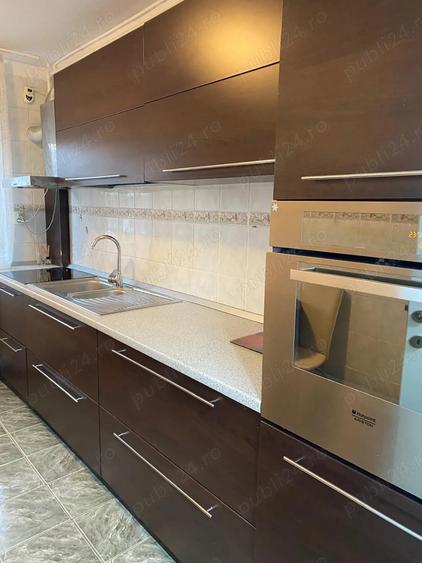 Apartament cu 3 camere semidecomandat în 1 Decembrie