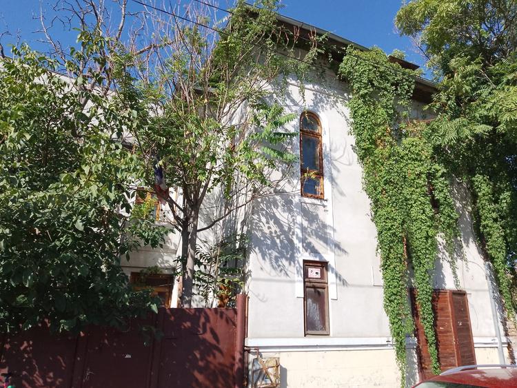 Casă individuală cu 8 camere cu Teren 260 Mp în Ultracentral