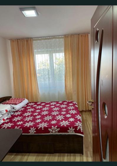 Apartament cu 3 camere semidecomandat în Rahova
