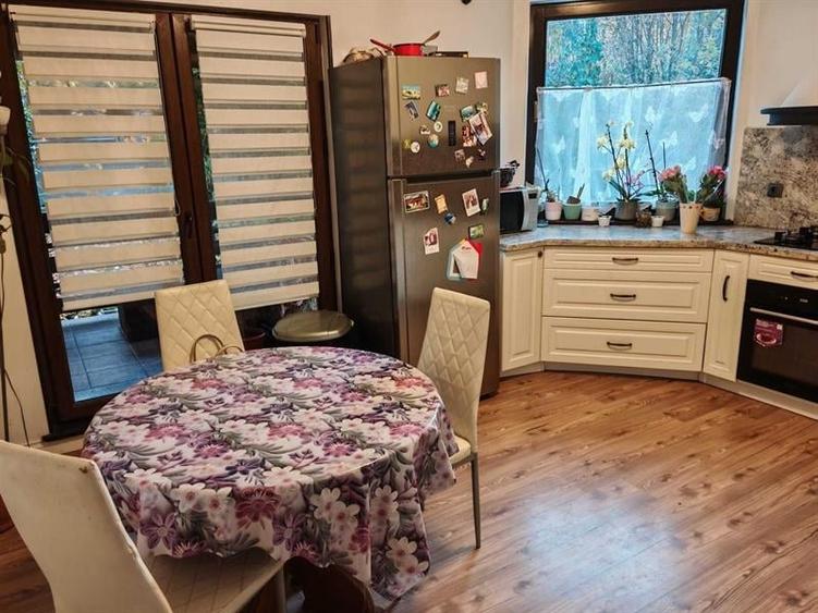 Casă individuală cu 5 camere cu Teren 500 Mp în Central