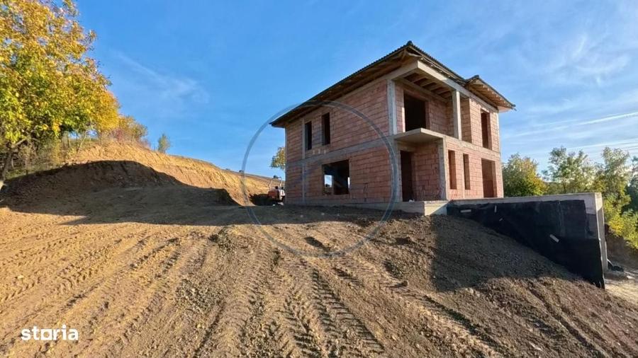 Casă cu 4 camere cu Teren 1000 Mp în Central