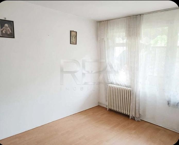 Apartament cu 3 camere semidecomandat în Berceni