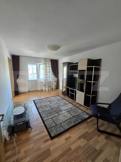 Apartament cu 3 camere semidecomandat, mobilat în Central