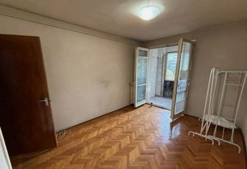 Apartament cu 4 camere decomandat, mobilat în Titan