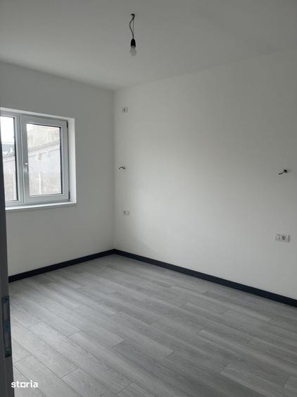 Casă cu 3 camere în Dumbrăvița