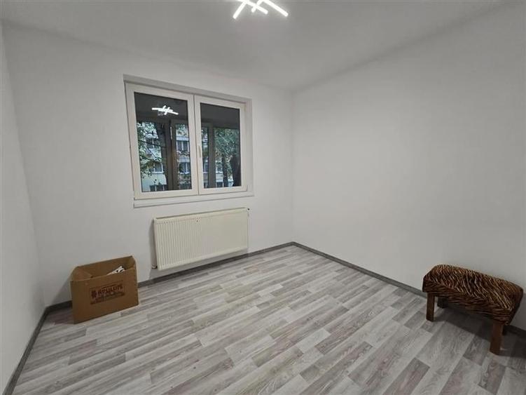 Apartament cu 3 camere semidecomandat în Bucureștii Noi