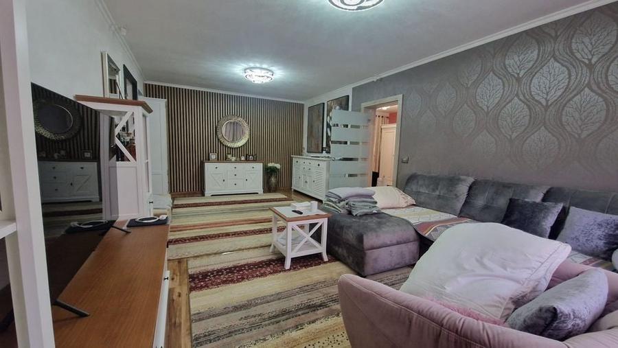 Apartament cu 3 camere în Cetate