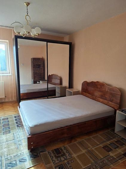 Apartament cu 3 camere semidecomandat în Calea Turzii