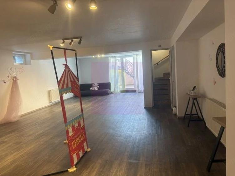 Casă cu 10 camere cu Teren 446 Mp în Drumul Sării