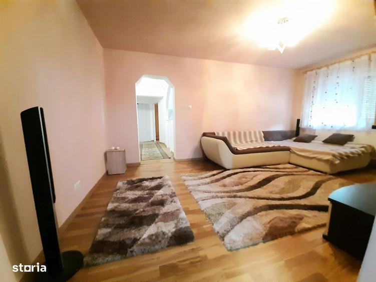 Apartament cu 3 camere semidecomandat în Micro 16