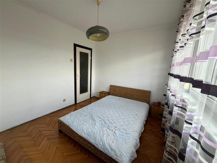 Apartament cu 4 camere semidecomandat în Rogerius