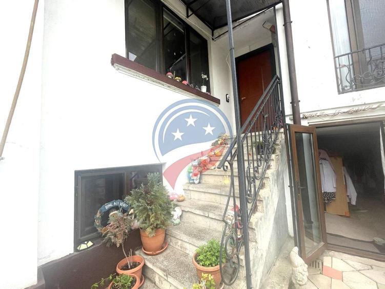 Casă individuală cu 9 camere cu Canalizare în Ultracentral