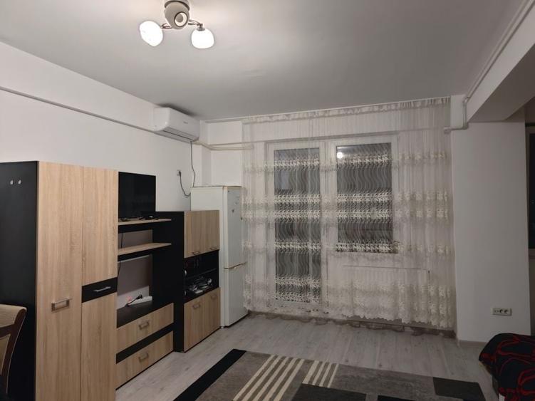 Garsonieră decomandată în Roșu