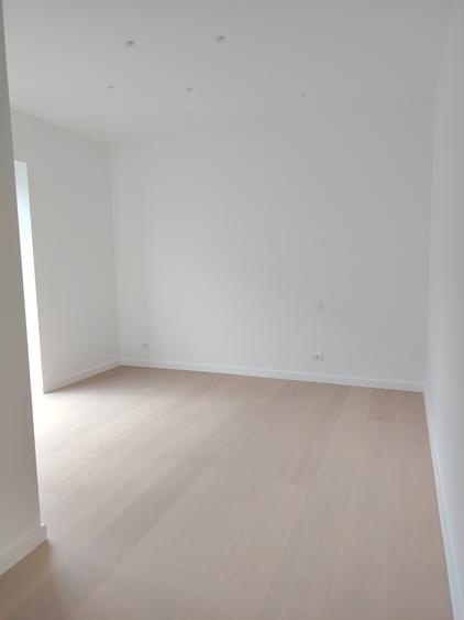 Apartament cu 3 camere semidecomandat în Aviației