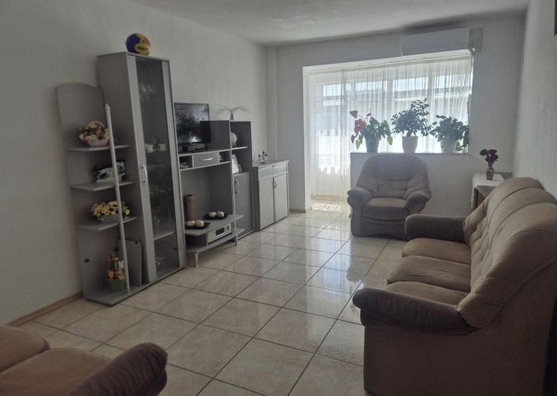 Apartament cu 3 camere decomandat, mobilat în Doamna Ghica
