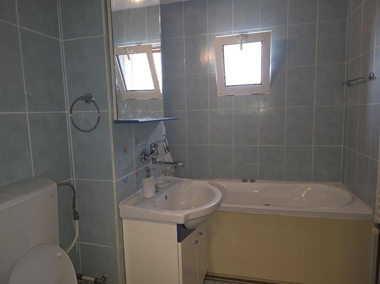 Apartament cu 3 camere decomandat în Găvana