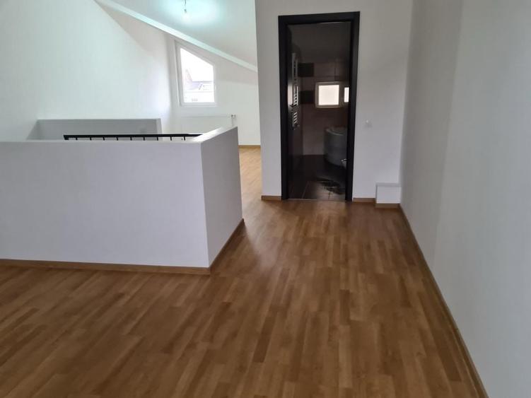Casă cu 4 camere cu Teren 70 Mp în Exterior Vest