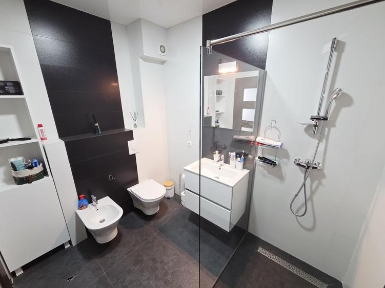 Apartament cu 2 camere decomandat, mobilat în