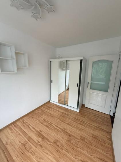 Apartament cu 3 camere semidecomandat în Podu Roș