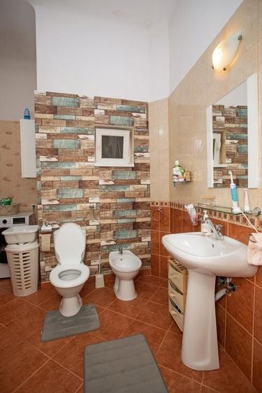 Casă individuală cu 4 camere cu Canalizare în Central