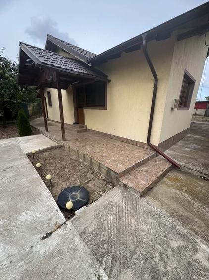 Casă cu 3 camere în Tomșani