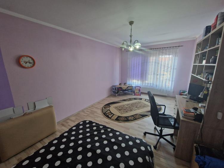 Casă individuală cu 5 camere cu Canalizare în Sânnicoară