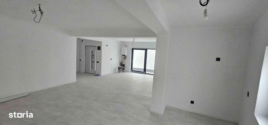 Casă cu 4 camere în Tineretului