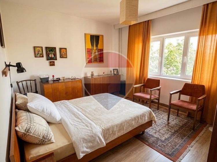 Apartament cu 4 camere decomandat, mobilat în Tei