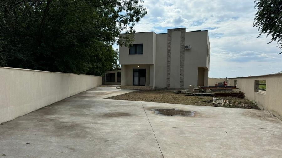 Casă individuală cu 8 camere cu Teren 1000 Mp în Snagov