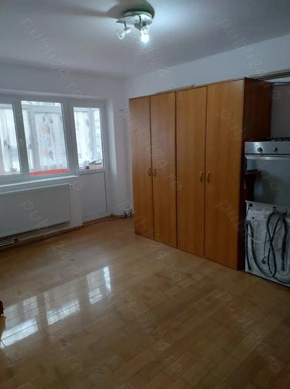 Apartament cu 2 camere semidecomandat în Titu