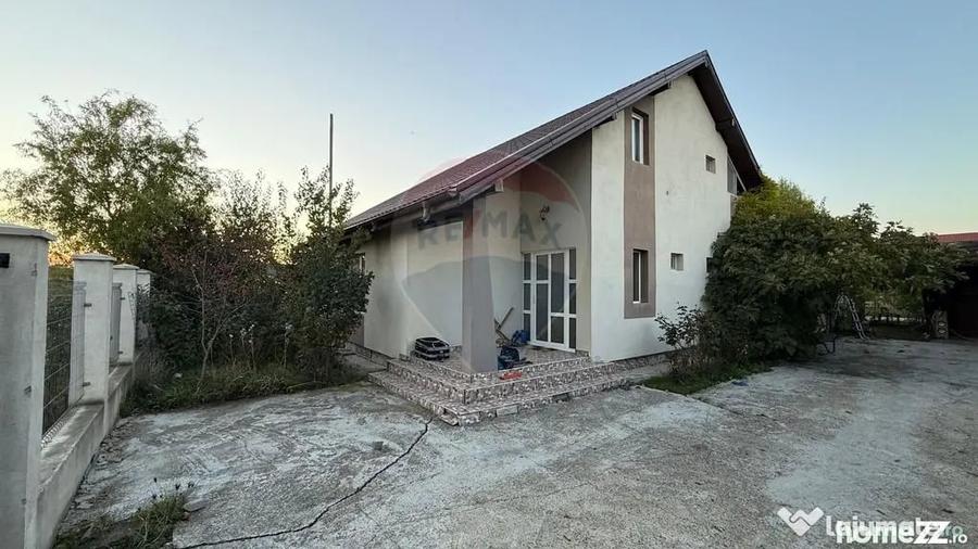Casă cu 5 camere cu Teren 500 Mp în Est
