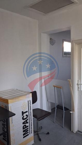 Casă individuală cu 7 camere cu Canalizare în Ultracentral