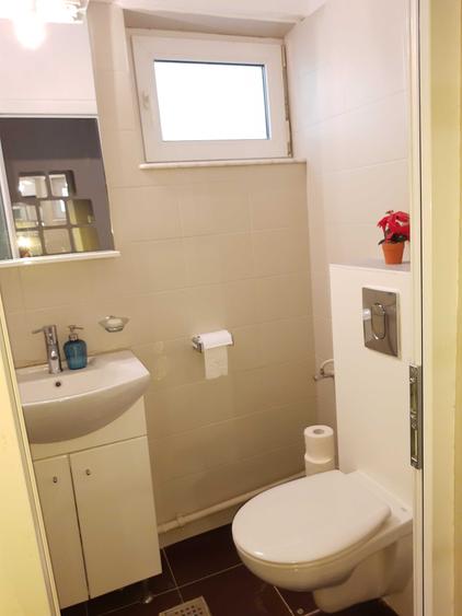 Apartament cu 3 camere semidecomandat, mobilat în Central