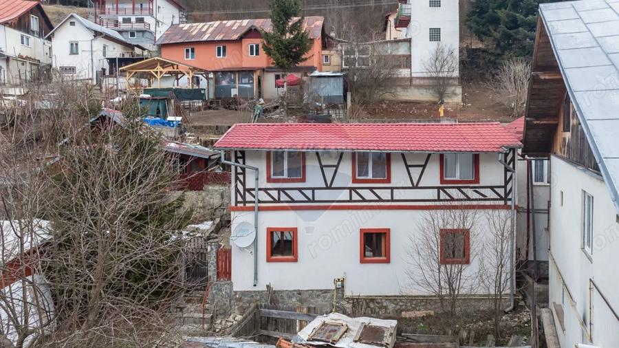 Casă cu 6 camere cu Teren 337 Mp în Central