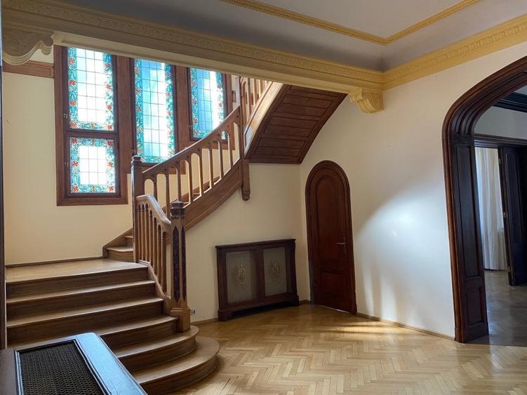 Casă cu 12 camere cu Teren 1000 Mp în Capitale