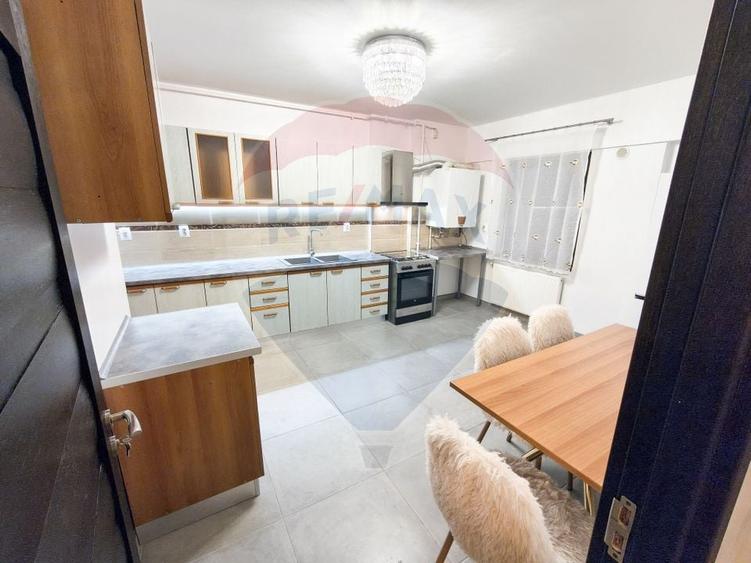 Apartament cu 3 camere semidecomandat, mobilat în Periferie