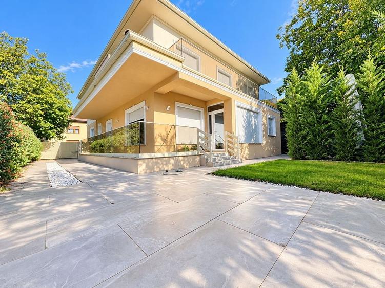 Casă individuală cu 7 camere cu Canalizare în Aradului