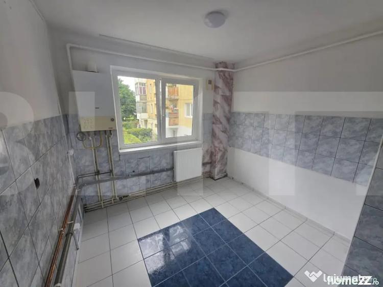 Apartament cu 3 camere semidecomandat în Ciucului