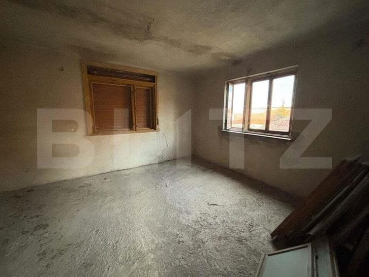 Casa cu anexe si gradina. - 1