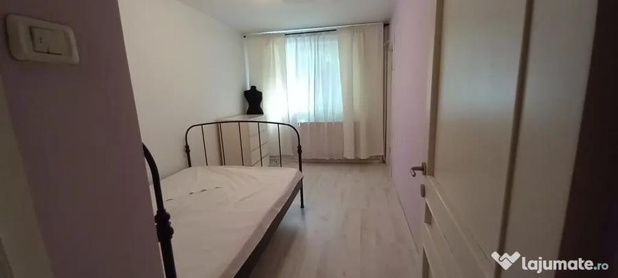 Apartament cu 3 camere semidecomandat în P-ța Reșița