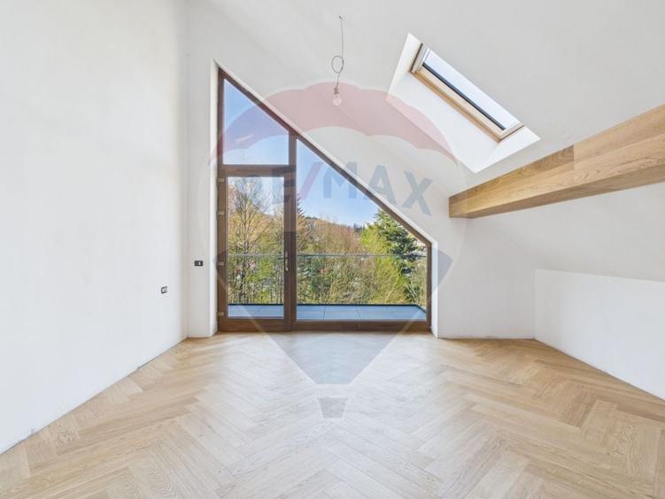 Apartament cu 4 camere decomandat în Calea Moroieni