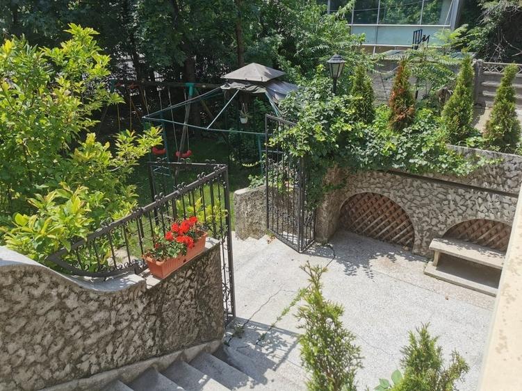 Casă individuală cu 10 camere cu Canalizare în Dorobanți