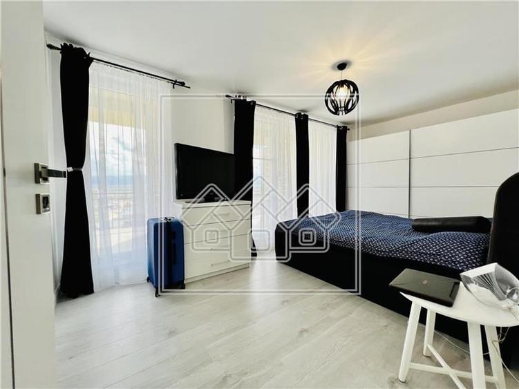 Duplex cu 4 camere cu Canalizare în Cristian